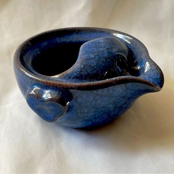 Straining pitcher blue crackle glazed stoneware with large straining holes - Picture 1 of 16
